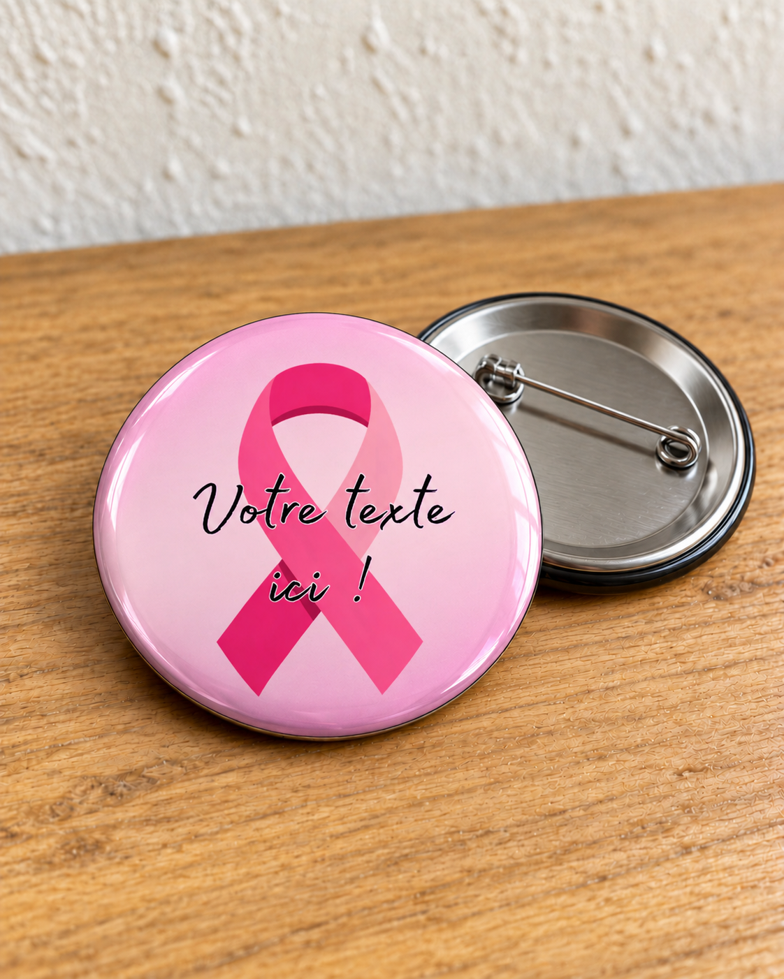Badge épingle personnalisé Octobre Rose sur bois et fond blanc