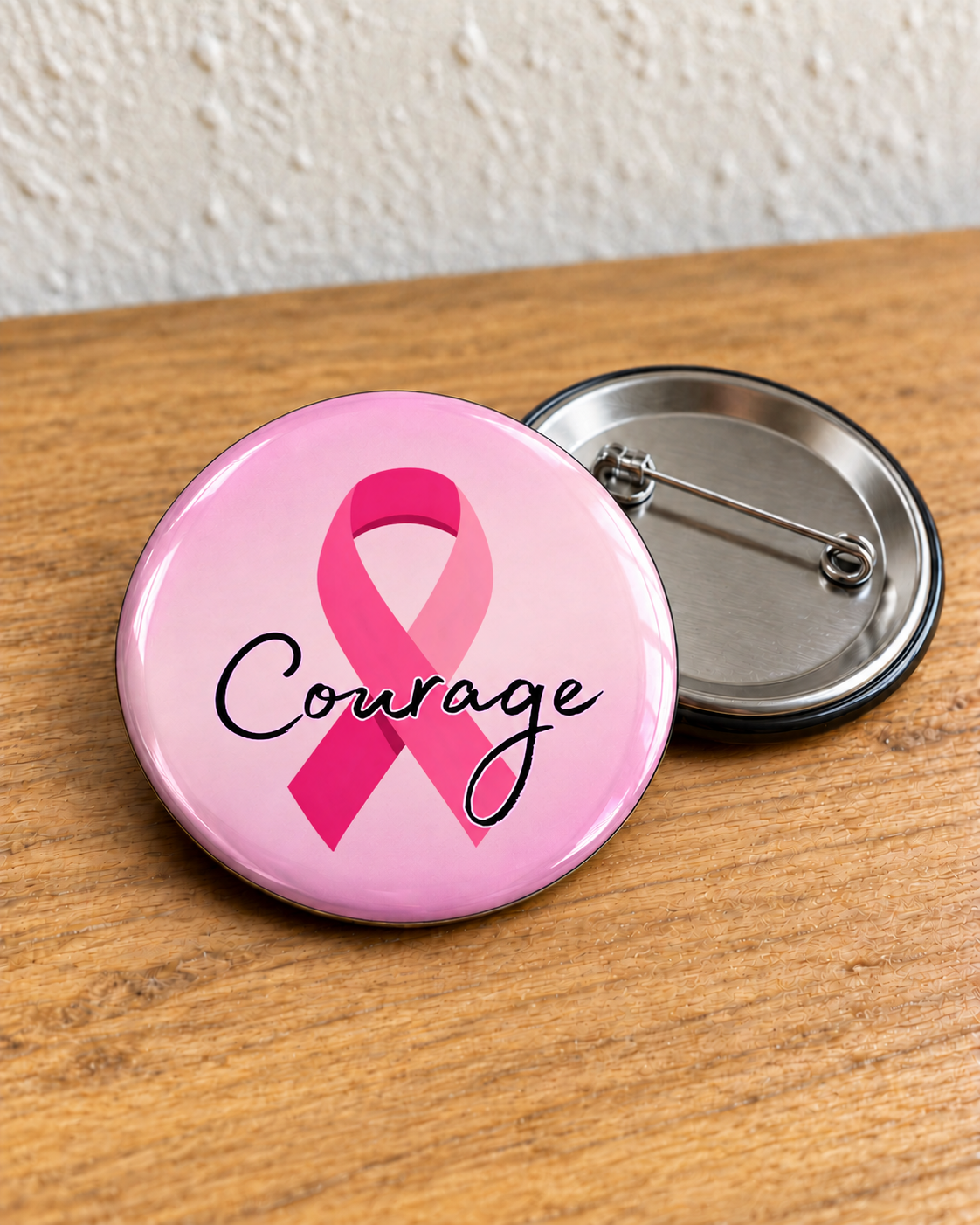 Badge épingle personnalisé Courage sur bois et fond blanc