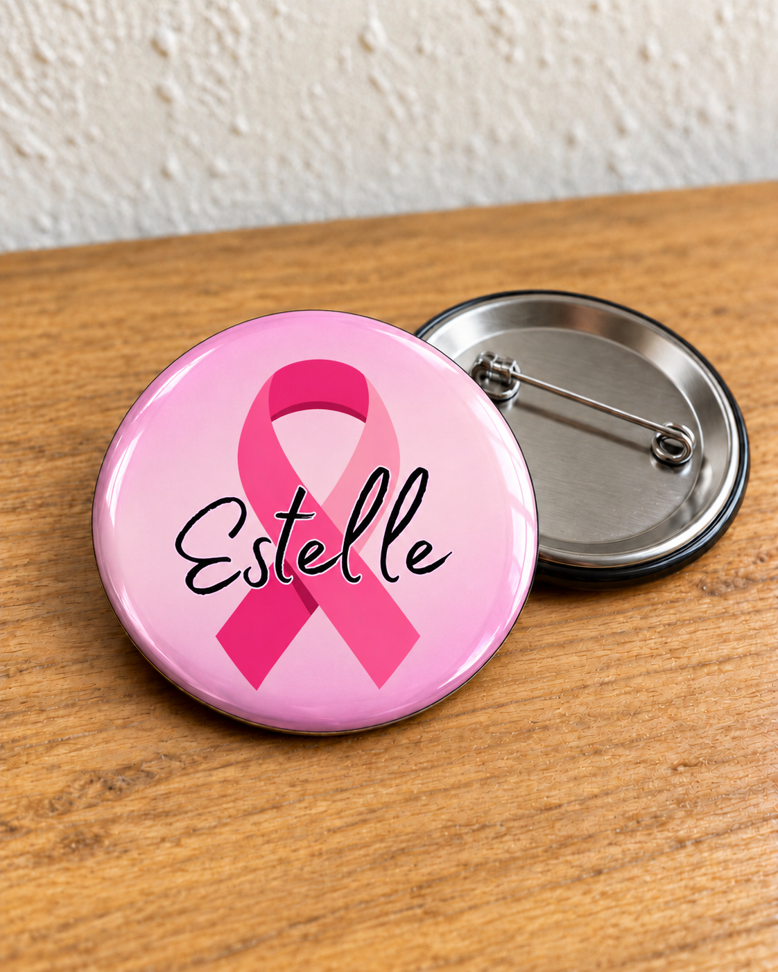 Badge épingle personnalisé Estelle sur bois et fond blanc