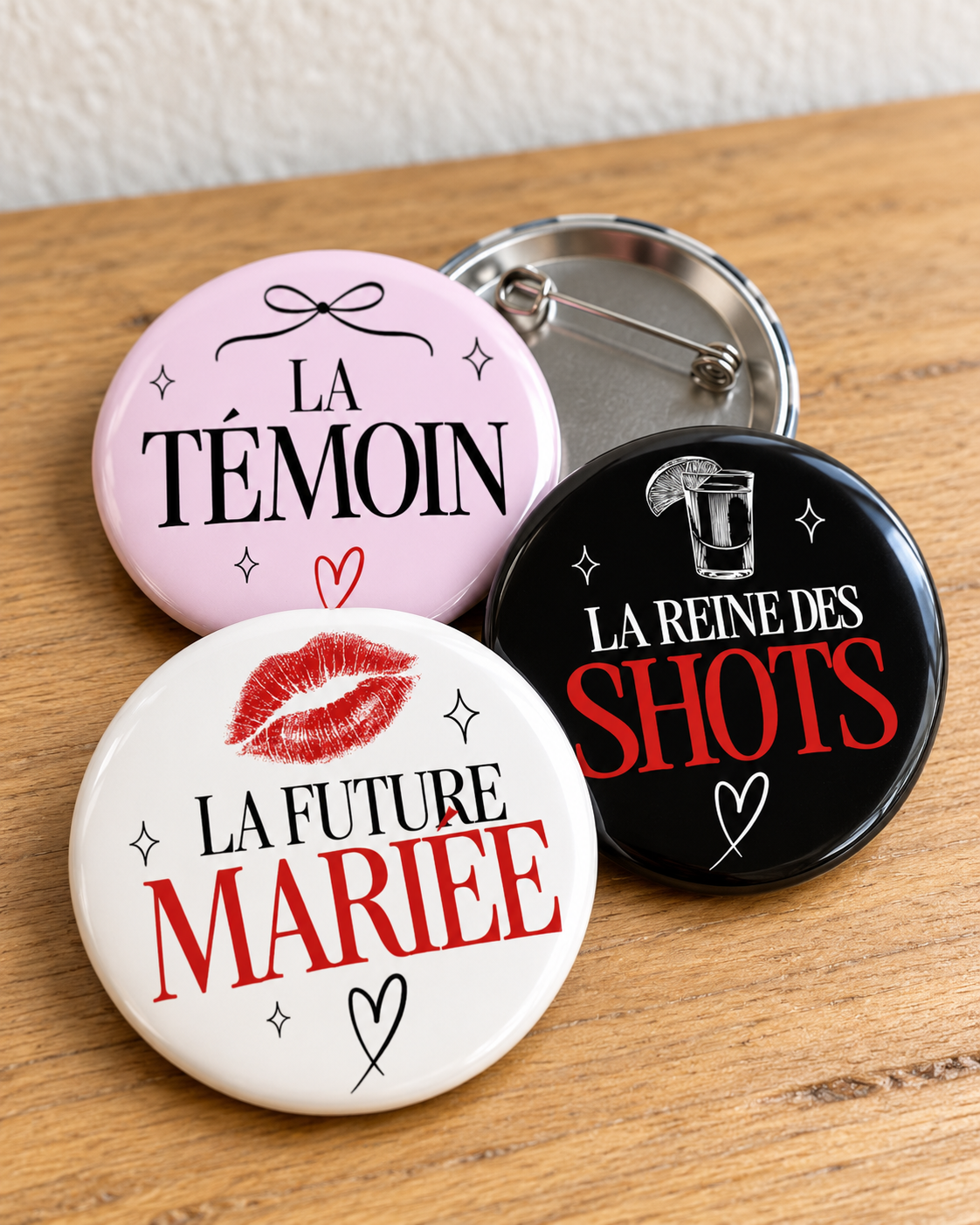 Trois badges EVJF Bad Girl sur bois clair avec dos à épingle