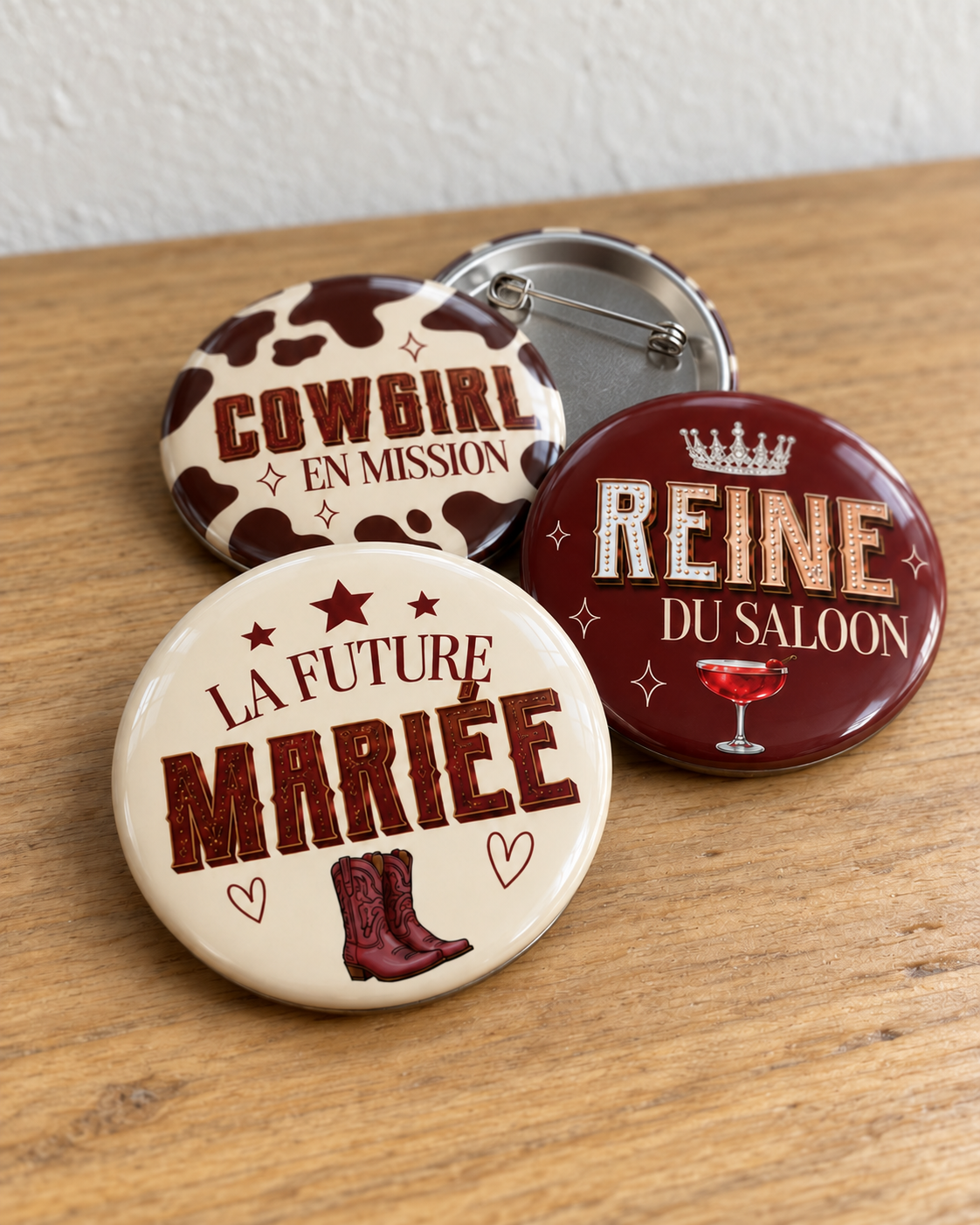 Badges EVJF cowgirl avec un badge retourné derrière laissant voir son épingle