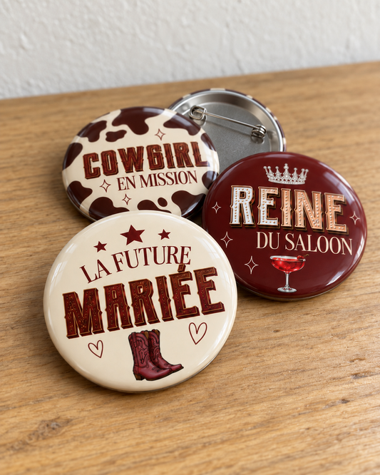 Badges EVJF cowgirl avec un badge retourné derrière laissant voir son épingle