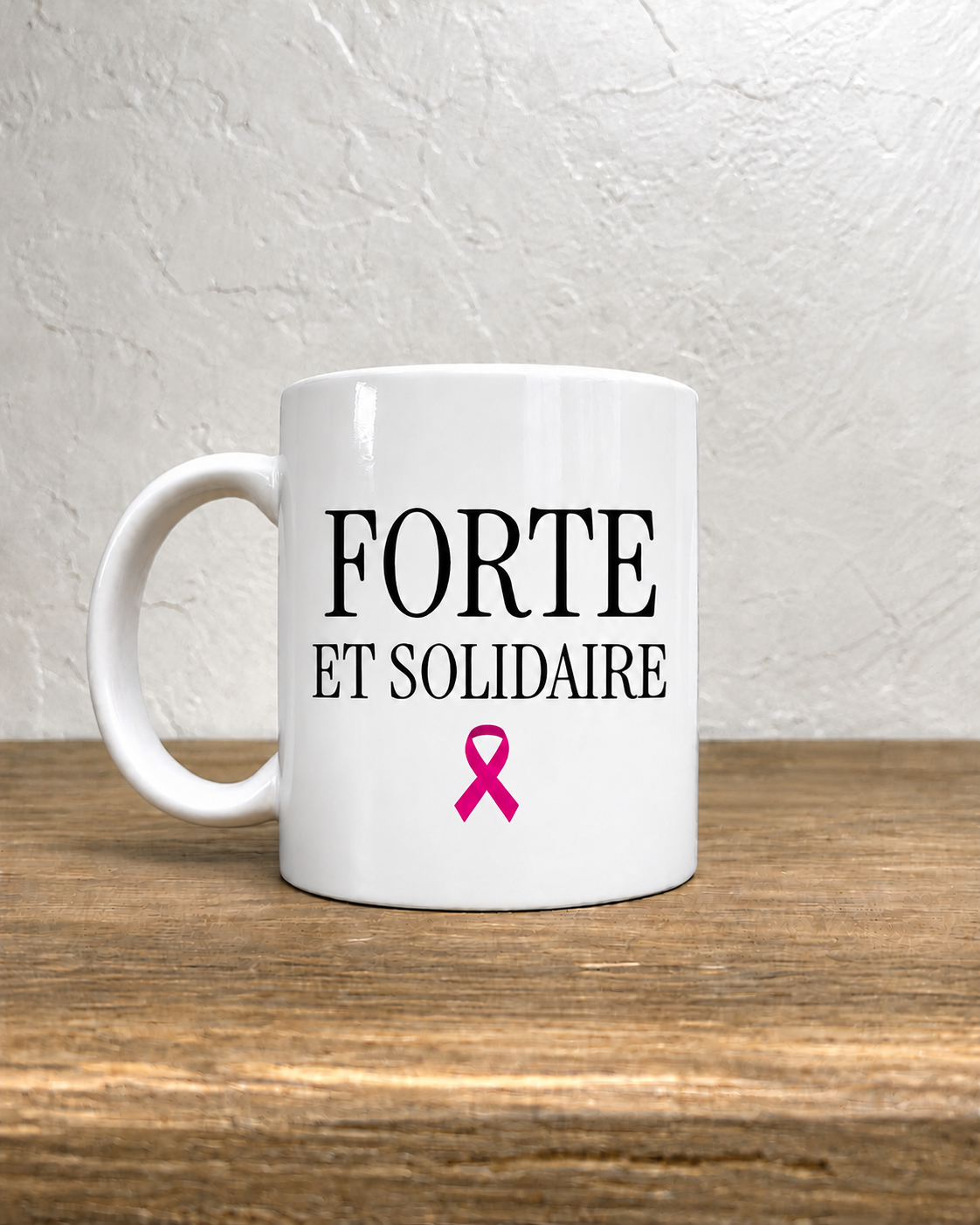 Mug en céramique 330ml, Forte et solidaire – Octobre Rose – face avant, anse à gauche