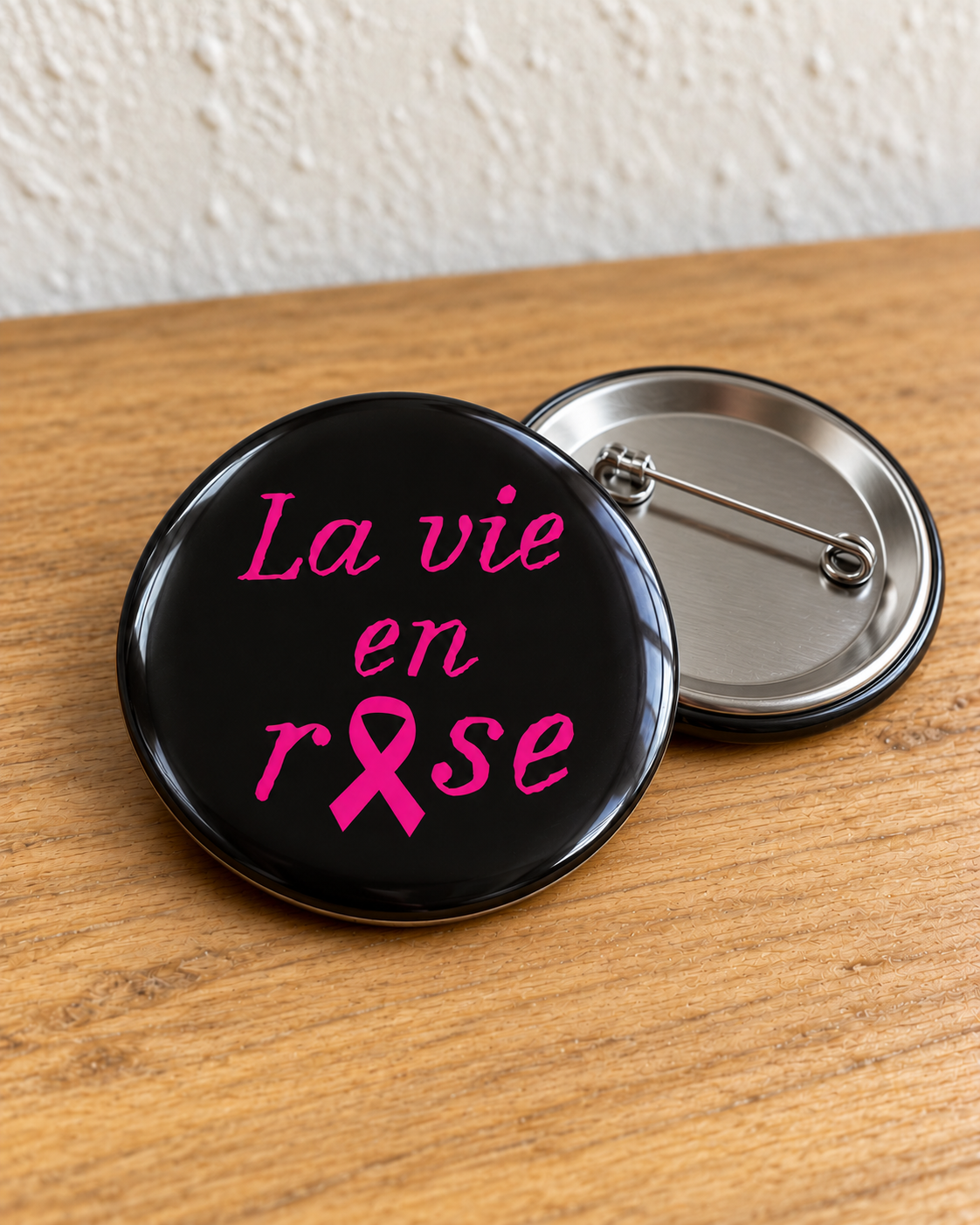 Badge Octobre Rose La vie en rose – noir avec épingle au dos