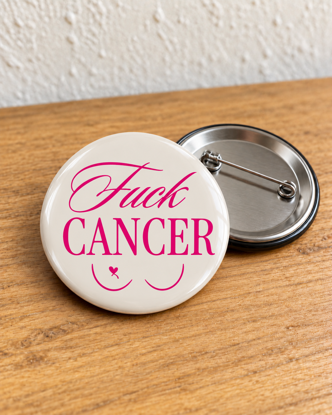 Badge Octobre Rose Fuck Cancer – crème et rose avec épingle au dos