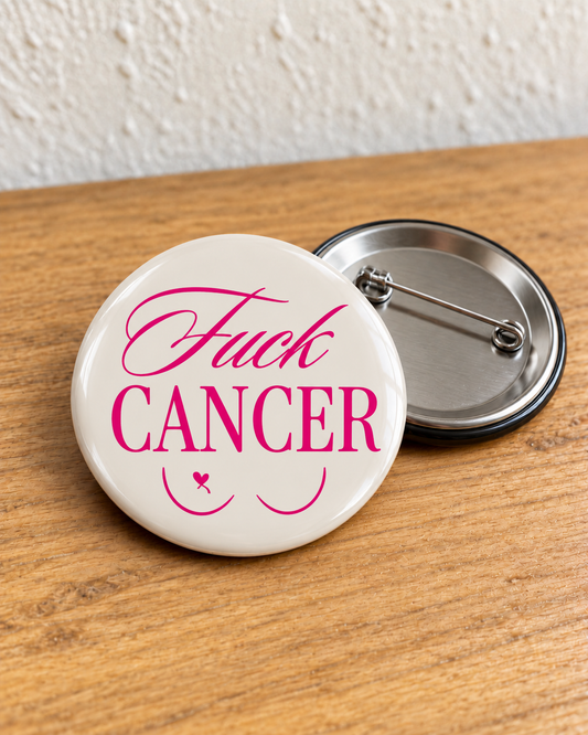 Badge Octobre Rose Fuck Cancer – crème et rose avec épingle au dos