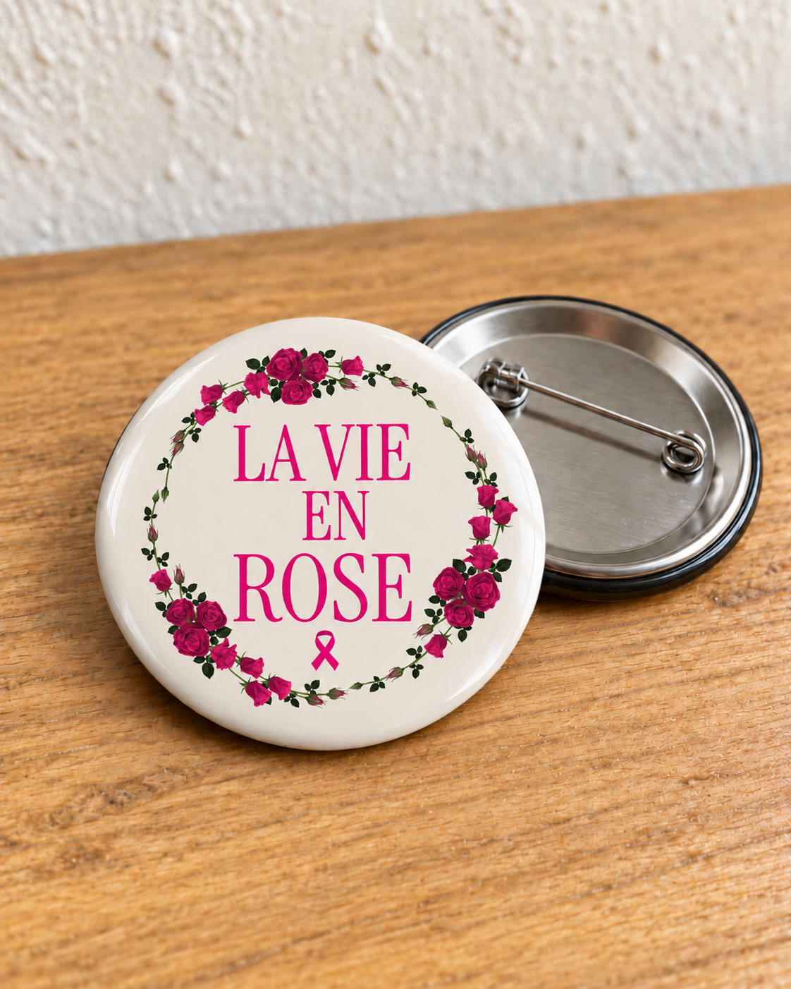Badge Octobre Rose La vie en rose – couronne de roses avec épingle au dos