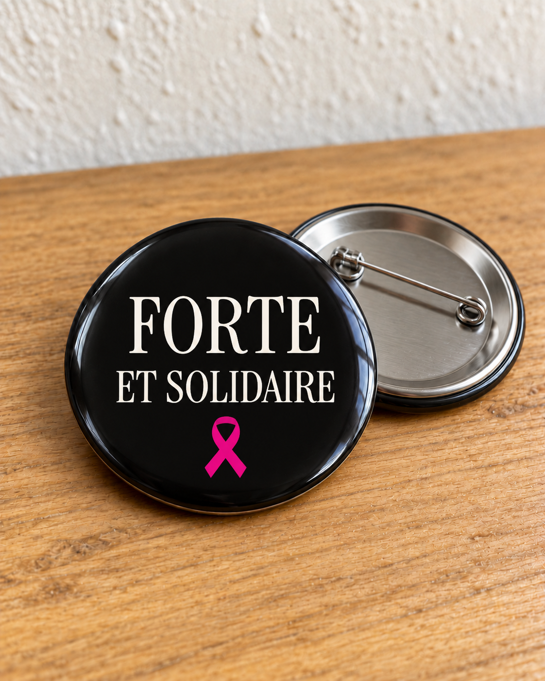 Badge Octobre Rose Forte et solidaire – noir avec épingle au dos
