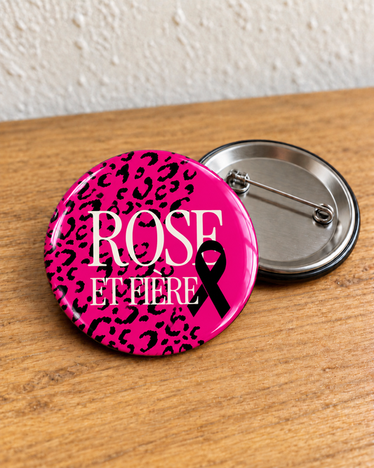 Badge Octobre Rose Rose et fière – léopard avec épingle au dos