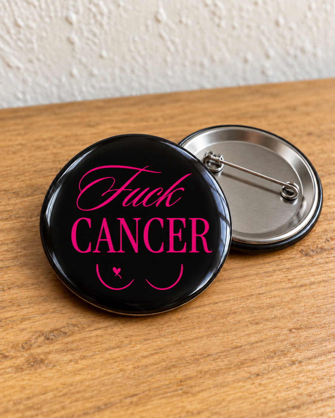 Badge Octobre Rose Fuck Cancer – noir et rose avec épingle au dos