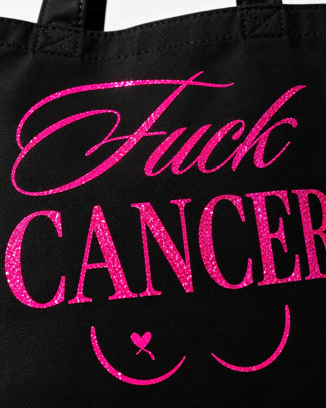 Zoom sur le flocage fuchsia pailleté du tote bag Fuck Cancer
